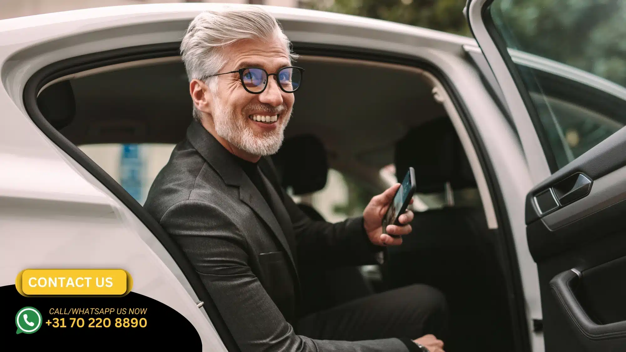 Zakelijke klant stapt glimlachend uit luxe taxi – 24/7 zakelijk vervoer in Den Haag via Panorama Taxi.